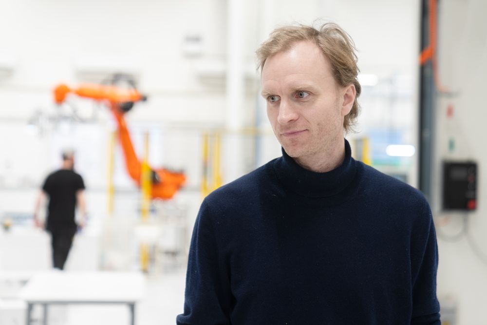 Fridtjof Camillo Eitzen er daglig leder i flere av selskapene eid av familierederiet Eitzen Group. Her er han på batterifabrikken til Zen, som skal sette sammen batteriene til de to nye containerskipene. 