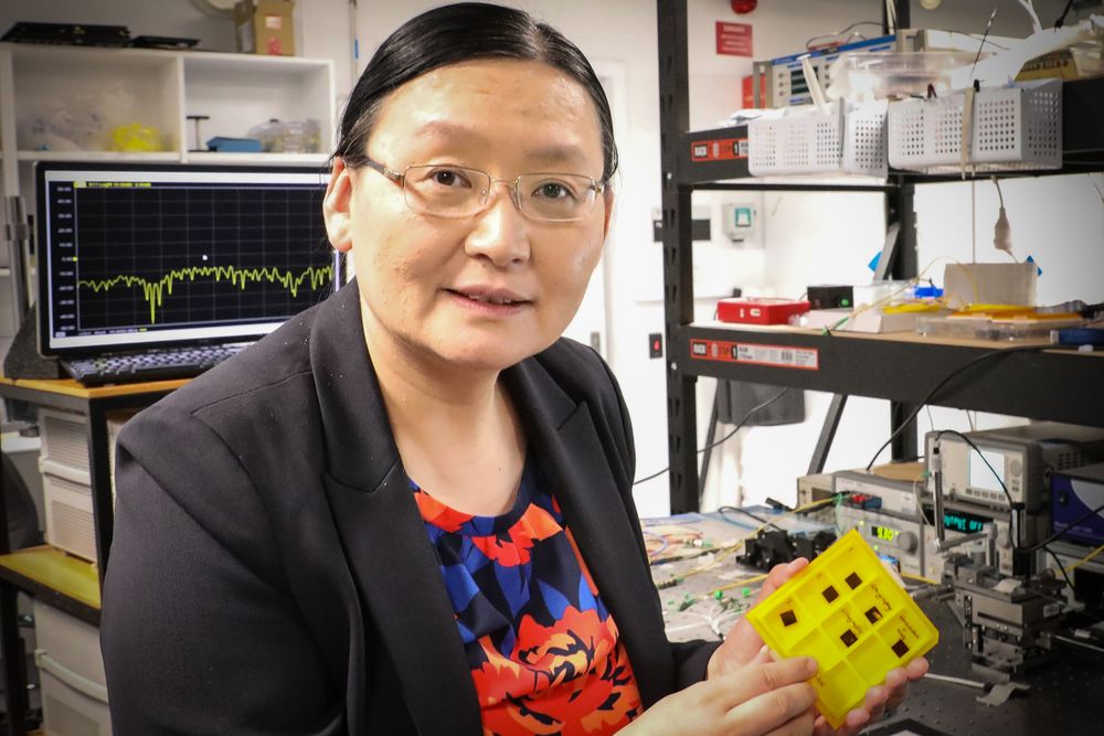 Xiaoke Yi har ledet arbeidet med utvikling av den lysbaserte KI-brikken ved Universitetet i Sydney. Hun sier til Digi Telekom at det fortsatt gjenstår utfordringer før optisk databehandling kan bli tatt i bruk i stor skala.