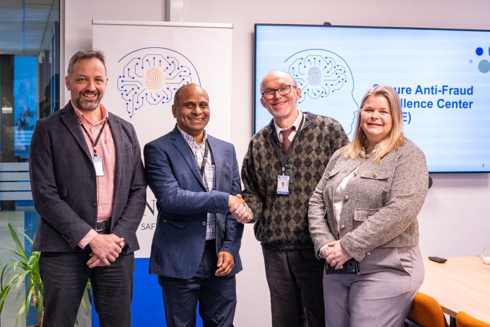 Basel Katt (f.v.), Raghavendra Ramachandra, Stephen Dobson og Peggy Sandbekken i NTNU starter forskningssenter til 50 millioner kroner for å bekjempe digital svindel. 