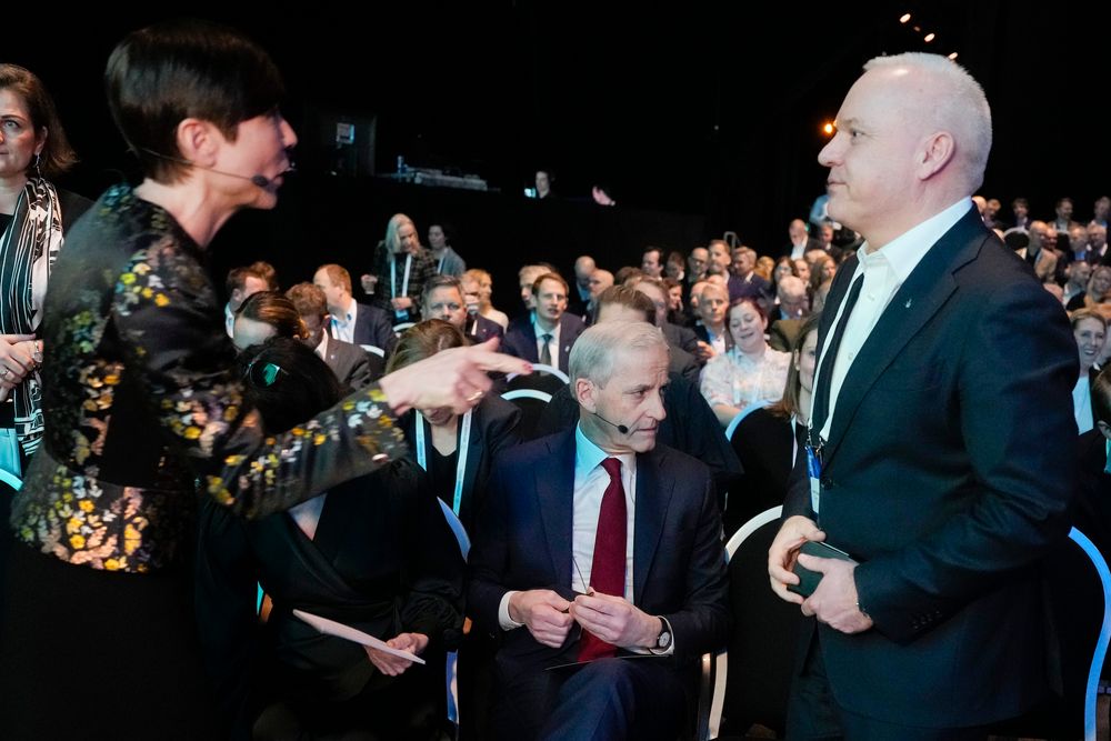 Høyre-leder Ine Eriksen Søreide i samtale med konsernsjef i Equinor, Anders Opedal. Statsminister Jonas Gahr Støre (Ap) i bakgrunnen.
