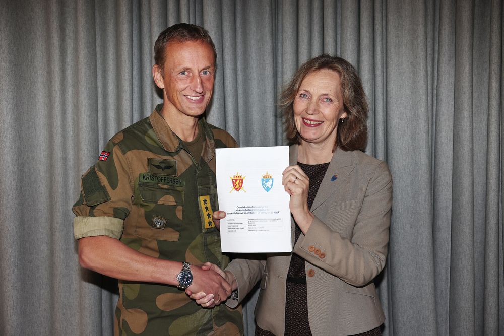Forsvarssjef Eirik Kristoffersen og Forsvarsmateriell-sjef Gro Jære da etaten overtok rammeavtalene fra Forsvaret i 2024.