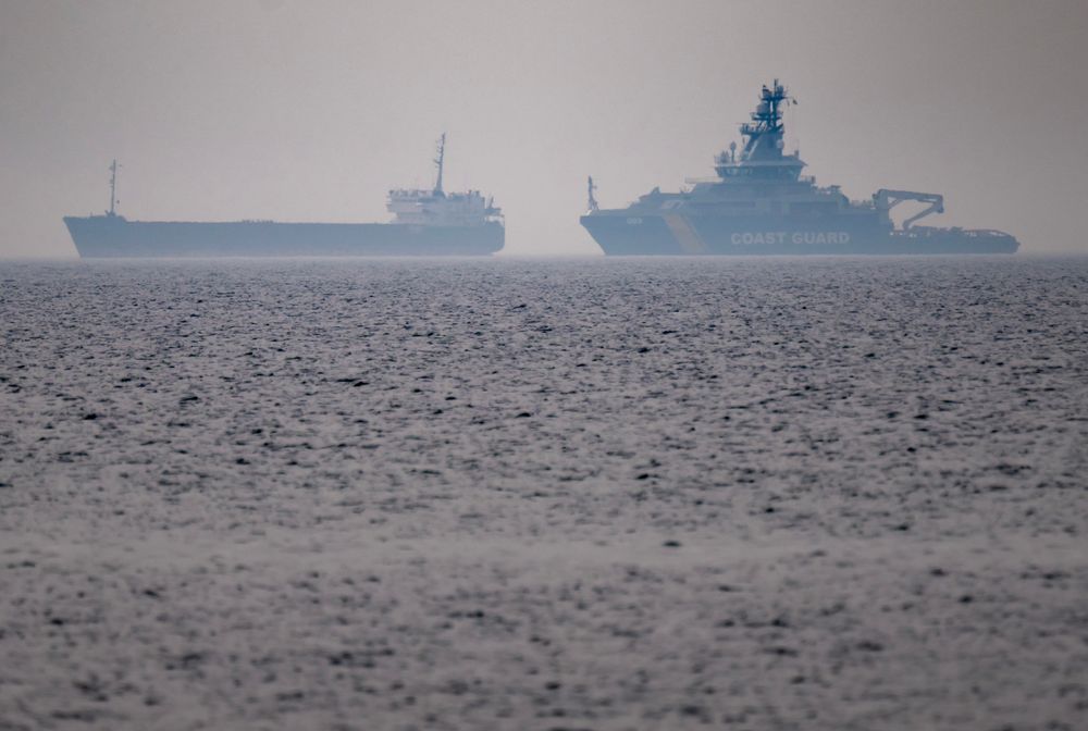 Det svenske kystvaktfartøyet KBV 003 passer på det bordede guineaflaggede lasteskipet Caffa utenfor Trelleborg. Kystvakten og innsatsstyrker fra politiet bordet lasteskipet, og svenske myndigheter har innledet etterforskning på grunn av mistenkt brudd på sjøloven som følge av mangelfull sjødyktighet, og at fartøyet er statsløst.