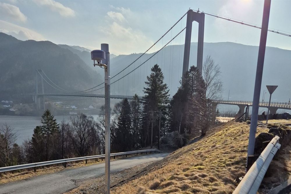 Klimastasjonene gjør jobben enklere for entreprenørene når de skal ut og strø salt på veiene.