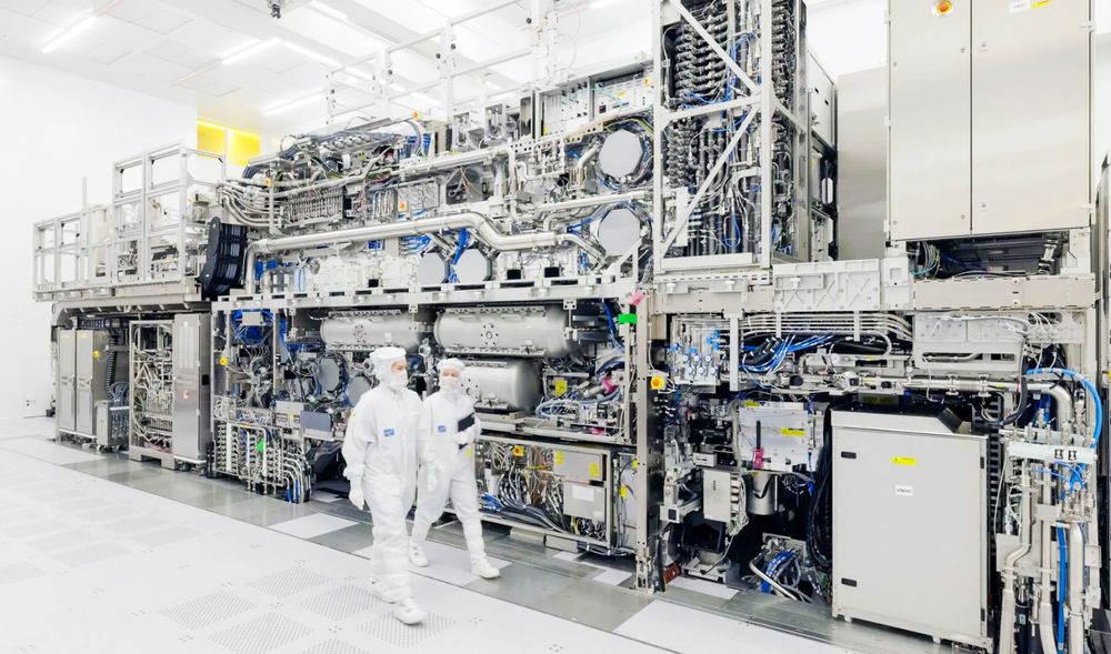 ASMLs EUV-system Exe 5000 i et renrom i Veldhoven. Kundene har tilgang til systemet, noe som gir dem mulighet til å utføre forberedende arbeid før en maskin leveres til deres egne fasiliteter.