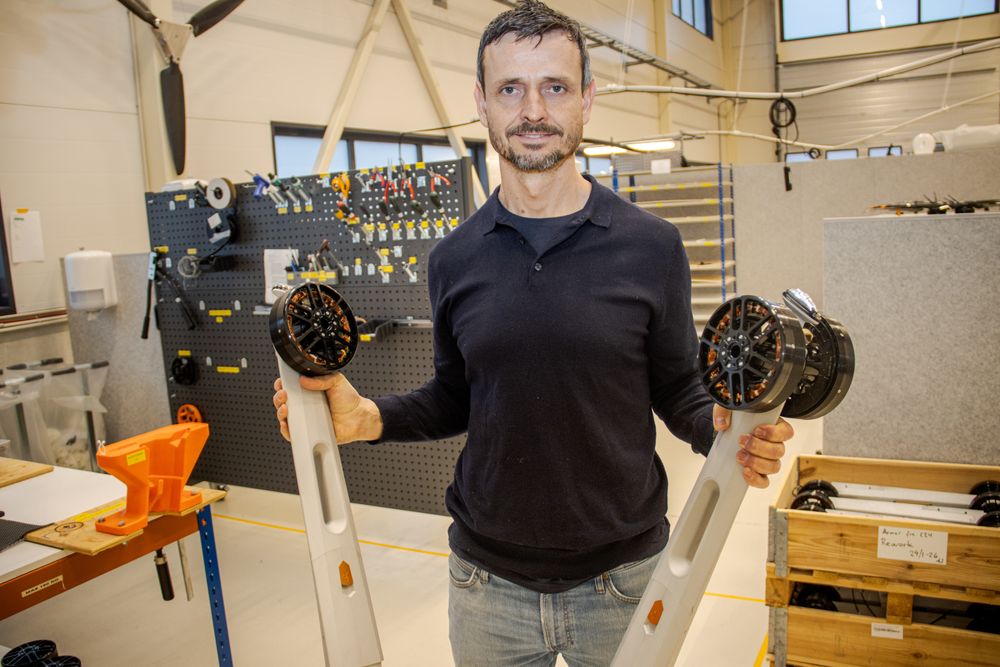 Thomas Klungsøyr i Griff Aviation løfter dronearmer med henholdsvis én og to motorer. 