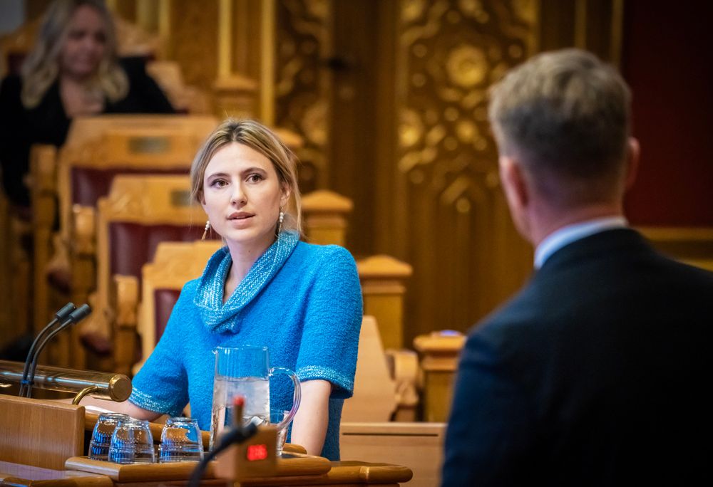 Sofie Marhaug (Rødt) og Olje- og energiminister Terje Aasland under den muntlige spørretimen i Stortinget onsdag.
