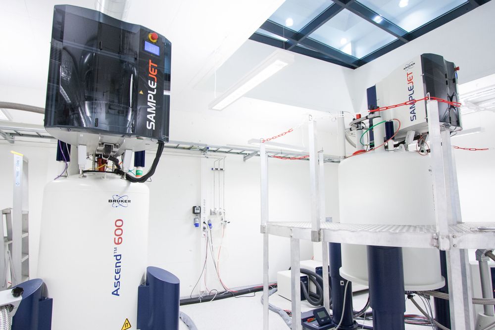 Universitetet i Bergens to NMR-maskiner. Universitetets maskiner krever om lag 400 liter helium i året for å kjøle ned magneter. Bildet er fra 2017.
