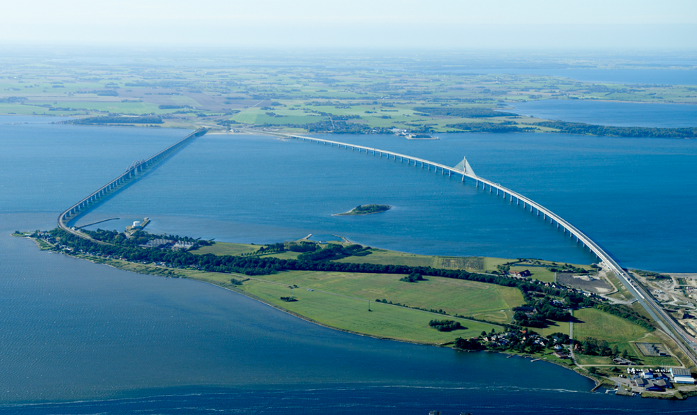 Den nye brua til høyre forbinder forbinder Sjælland og Falster via Masnedø.