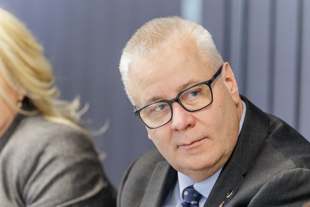 Bård Hoksrud (Frp) krever svar fra samferdselsministeren etter opplysningene om konflikt, forsinkelser og milliarduenighet i Sotrasambandet.