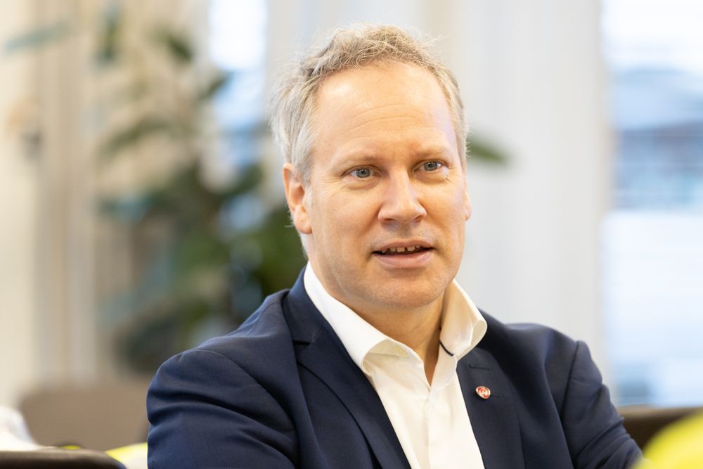 Samferdselsminister Jon-Ivar Nyård (Ap) er fornøyd med punktligheten på jernbanen i mai.