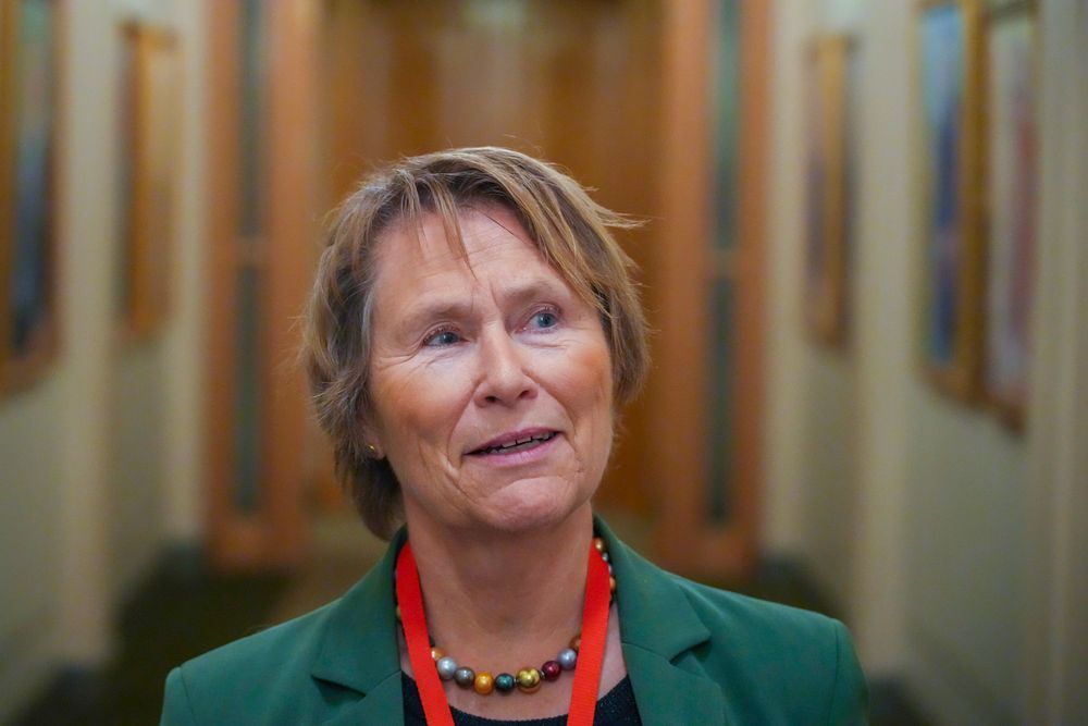 EOS-utvalgets leder Grete Faremo overleverer en særsilt melding til Stortinget.