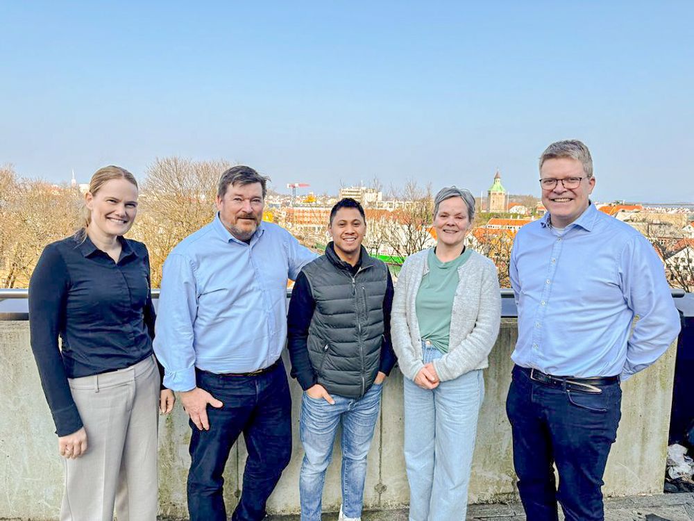 Bouvet og Stavanger kommune skal fortsatt samarbeide om Datasjø-plattformen. Fra venstre Ingrid Frøyland, Jens Otto Skåra Hansen, Jan Angelo Dalåsen Klepsland, Eva Jenseg og Kjetil Molaug. 