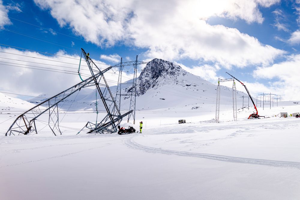 I fjor vinter ble høyspentmaster i Narvik-området tatt av snøskred. Bildet viser havarert mast og oppbygging av midlertidige beredskapsmaster i bakgrunnen. 