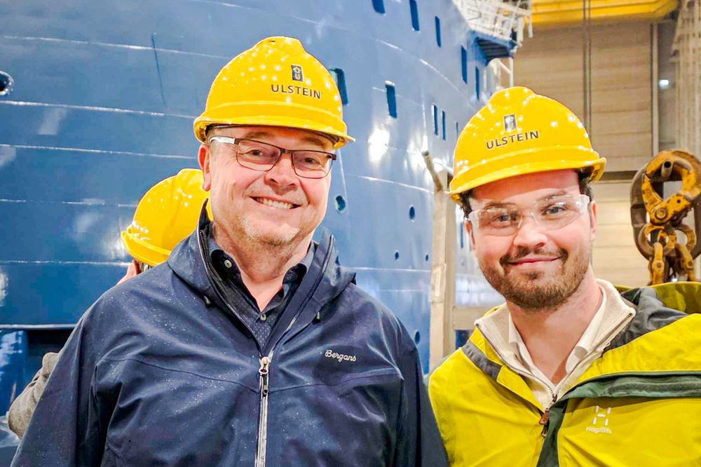 Daglig leder Jørn Klungsøyr (t.v.) og kollega Johannes Sundgot på omvisning hos Ulstein. Programvareselskapet har mange maritime kunder. Nå går startskuddet for en satsing i Nord-Amerika.