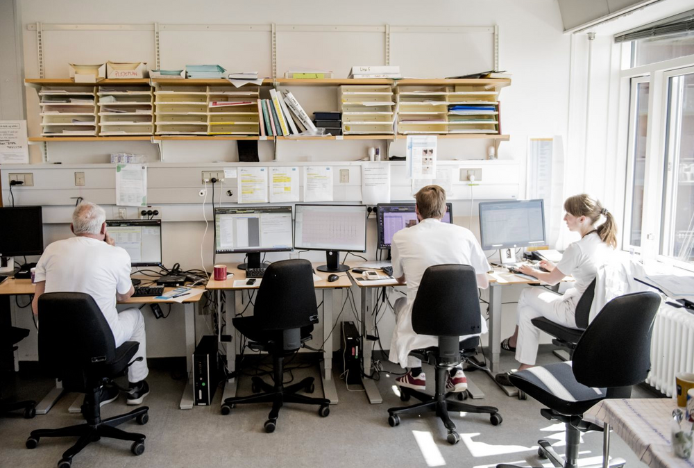 En av hovedkonklusjonene i en ny ph.d.-avhandling om talegjenkjenning er at leger bruker verdifull arbeidstid på å rette opp systemets feil. Forskeren bak studien nevner eksempler på at høyre og venstre blir byttet om, eller at ordet «ikke» utelates i journaler som er laget med KI-basert talegjenkjenning.