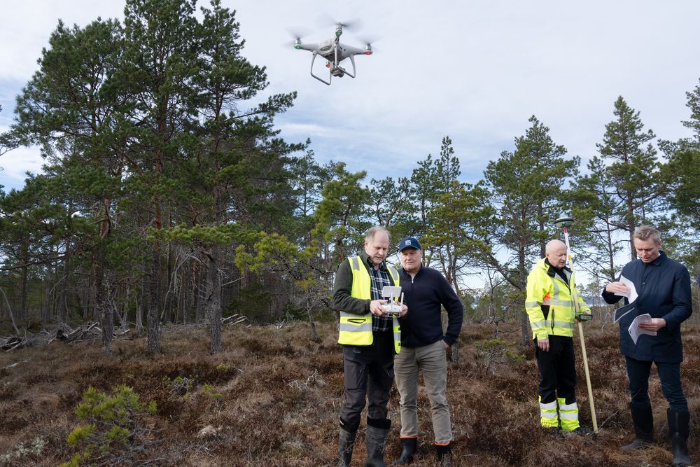 Befaring på potensielt kjernekraftverk i Taftøy Næringspark i Aure og Heim kommuner. Øyvind Engvik ( med drone), Sikkerhetsdirektør i Norsk Kjernekraft Roger Hoel, John Aune fra Heim kommune, Ola Borten Moe.