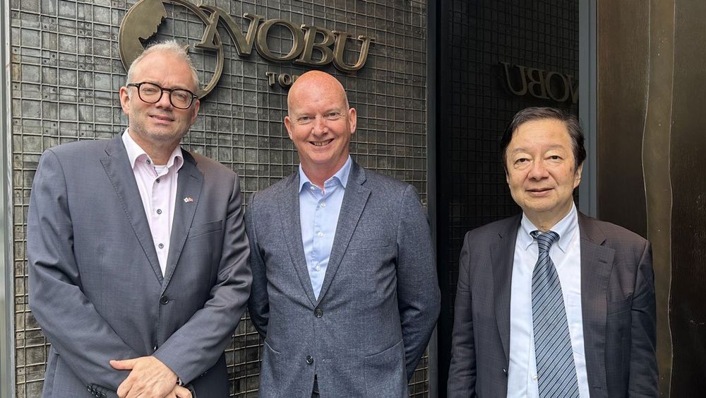 Viseadministerende direktør Frode Groseth (midten) dro til Japan i fjor sommer for å vise fram Utels løsninger for det asiatiske markedet. Målet var å bli store internasjonalt. Her sammen Addbjørn Lunde fra den norske ambassaden i Japan og Utel-konsulent Akira Kawada.