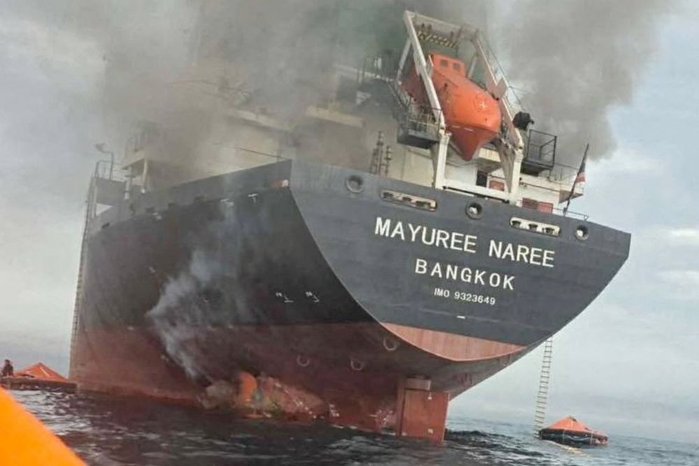 Det Thailand-flaggede lasteskipet Mayuree Naree i flammer i Hormuzstredet, 11. mars.