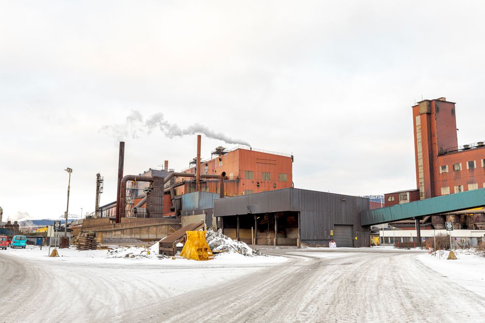 Hovedproblemet er ikke at industrien bruker strøm feil, men at nettutbyggingen ikke har holdt tritt med utviklingen, skriver innleggsforfatteren. Bildet er fra Elkems fabrikk i Mo industripark.