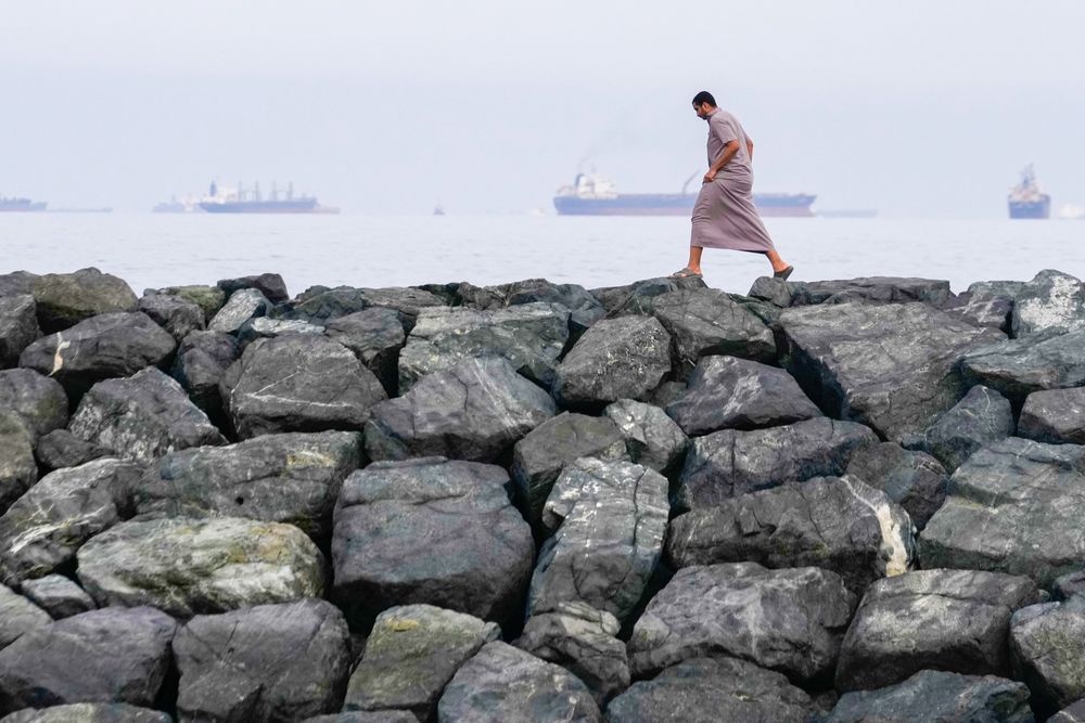 Hormuzstredet mellom Omanbukta og Persiabukta er bare 33 kilometer bredt på det smaleste. Dette bildet er tatt i Khor Fakkan i De forente arabiske emirater.