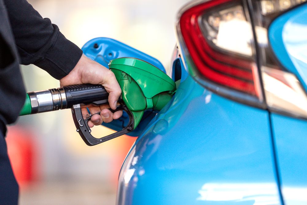 Kronene ruller raskt når bensinbilen skal rulle. Kan ikke politikerne bare sette ned prisen?