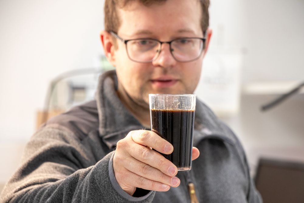 Det ser ut som og er laget av kaffe. Men det er et avansert nanofluid som skal gjøre en ny type solfanger 25 prosent høyere virkningsgrad enn standardløsninger i dag.