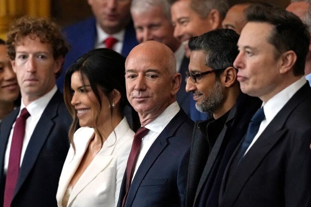 Big tech-lederne Mark Zuckerburg i Meta, Jeff Bezos i Amazon, Sundar Pichai i Google og Elon Musk, eier av X var på innsettelsen av president Donald Trump. Du må revurdere din bruk av sosiale medier, advarer KI-forsker Mikkel Lepperød.