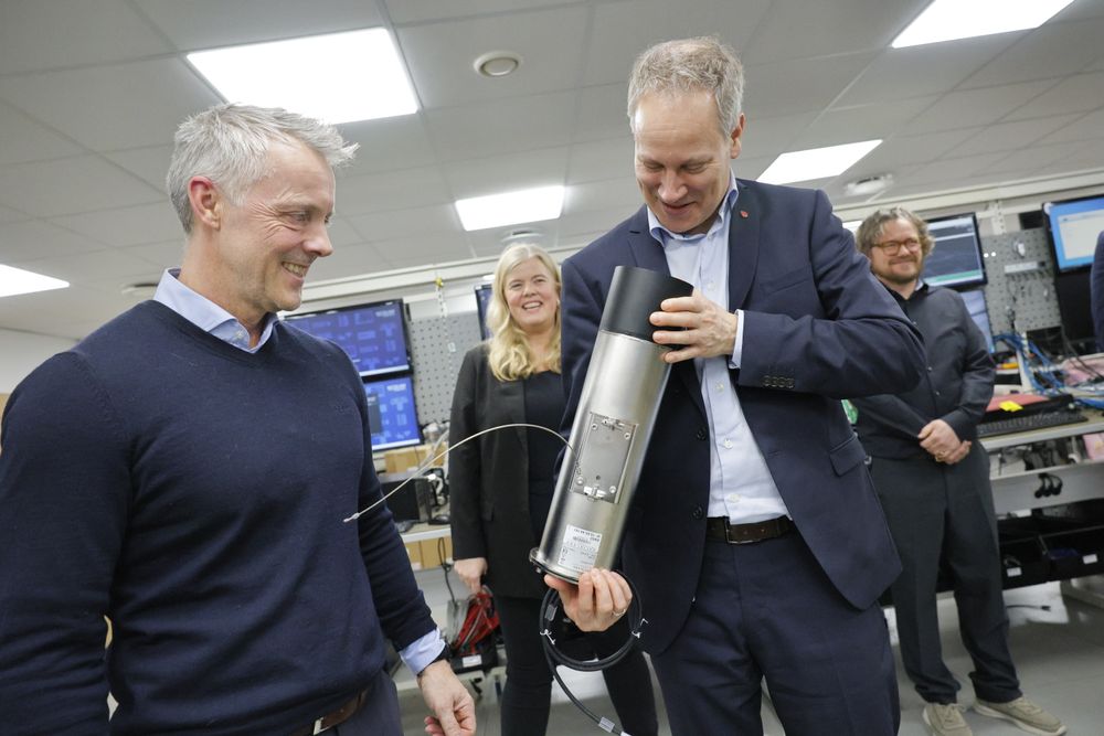 Samferdselsminister Jon-Ivar Nygaard fikk demonstrert hvordan moderne teknologi kan bedre sikkerheten i norske veitunneler hos Hatteland Tecnology tirsdag ettermiddag.