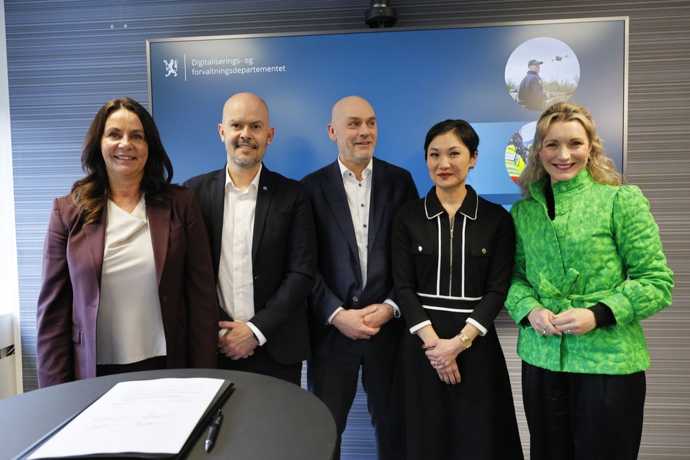 Digitaliseringminister Karianne Tung (til høyre) sammen med, fra venstre: administrerende direktør Birgitte Engebretsen i Telenor Norge, Nkom-direktør John-Eivind Velure, administrerende direktør Bjørn Ivar Moen i Telia Norge, og konserndirektør Kristin Dahle Larsen i Lyse Tele.