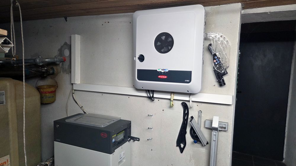 Slik ser det ut i kjelleren til Berndt Scheidt i Tyskland, med batteri til å kunne lagre strøm fra solcellene han har på taket. Det blir et stadig vanligere syn i Europa. I Norge finnes det derimot lite av dette, og heller ingen støtteordninger for hjemmebatterier. 