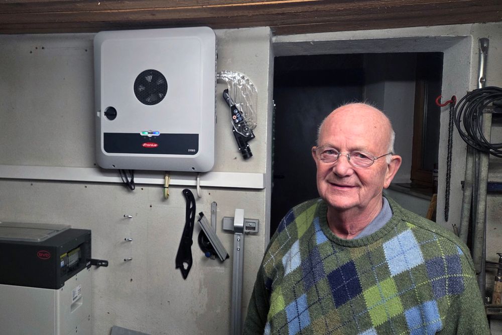 Når solcellene på huset til tyske Berndt Scheidt produserer mer enn han forbruker, lagres overskuddet på et batteri i kjelleren. Da kan han bruke kraften når solcellene ikke produserer. 