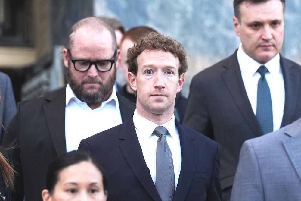 Meta-grunnlegger Mark Zuckerberg forlater rettsbygningen i Los Angeles etter å ha vitnet 18. februar.