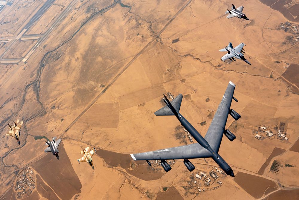 Et amerikansk bombefly eskortert av israelske kampfly under en øvelse i 2023. Begge de to landene er atommakter, selv om Israel aldri offisielt har innrømmet det.