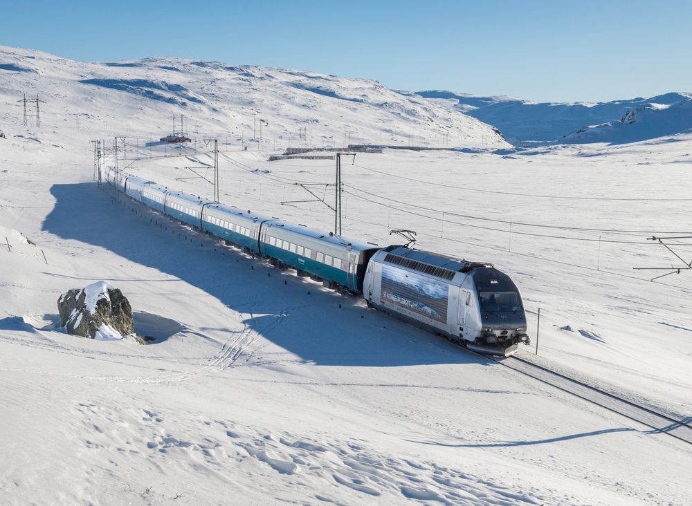Dette toget går ikke i påsken: Oslo-Bergen, øst for Finse stasjon på Bergensbanen. Larsbu i bakgrunnen.