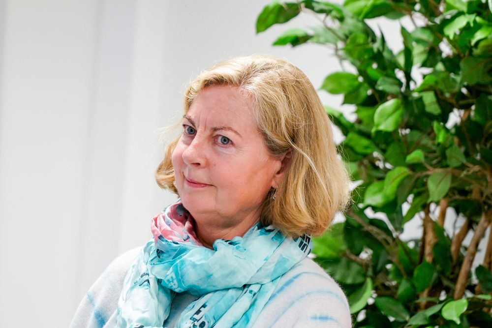 Tidligere Telenor Norge- og Vipps-sjef Berit Svendsen er sivilingeniør fra Institutt for elektroniske systemer ved NTNU. Den utdanningen var medvirkende til at hun ble leid inn av NND for å jobbe med den nasjonale planen for opprydding etter atomreaktorene på Kjeller og i Halden.