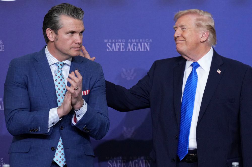 Når politikken som føres fra det øverste nivået av statsapparatet i USA, truer grunnleggende europeiske verdier, er det kanskje på tide å kalle en spade for en spade, skriver ukas spaltist. Bildet viser president Donald Trump og krigsminister Pete Hegseth.