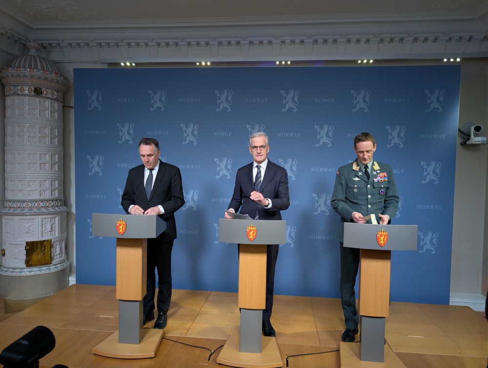Forsvarsminister Tore O. Sandvik, statsminister Jonas Gahr Stør og forsvarssjef Eirik Kristoffersen legger frem justeringer i LTP.