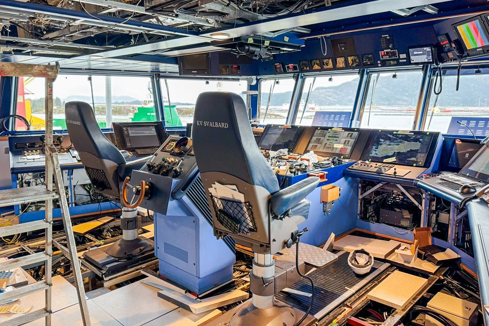 Det er mye som må demonteres på broen til KV Svalbard for å få på plass de nye systemene. 