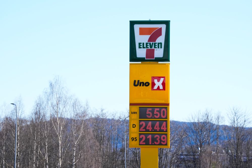 På Uno X i Hokksund kostet diesel 24,44 kroner og bensin 21,39 kroner per liter tirsdag, dagen før drivstoffavgiftene reduseres.