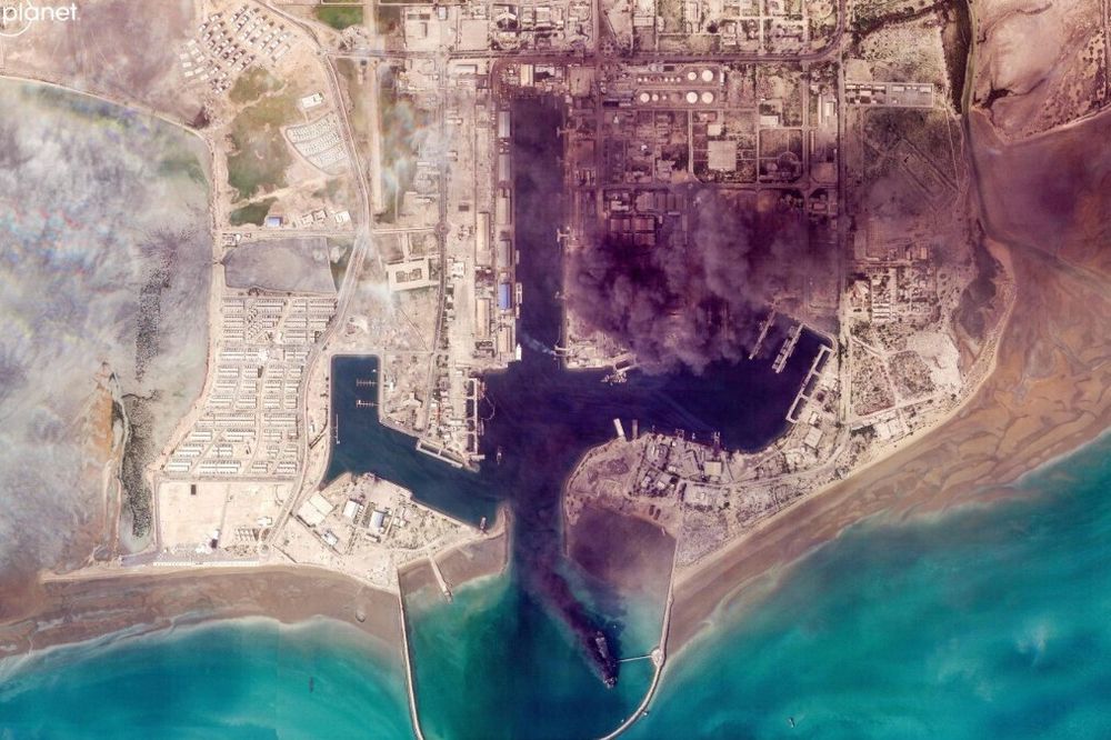 Her ses kraftig røyk fra havnen Bandar Abbas ved Hormuzstredet i kjølvannet av amerikanske og israelske angrep på Iran. Kabelleggingsskip i området har nå innstilt all aktivitet.