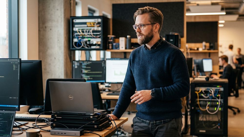 Ifølge Statista må rundt 15 prosent av ansatte tilbakestille passordet sitt gjentatte ganger i uka.