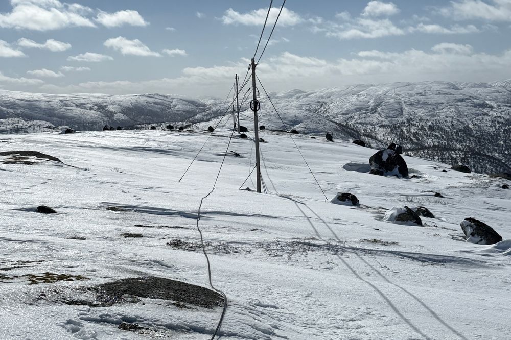 Stormen Dave har revet ned fiberkabler, slik at de havnet på bakken i Sirdal i Agder. Oftest er slike kabler i bakken, men her er det et luftspenn.