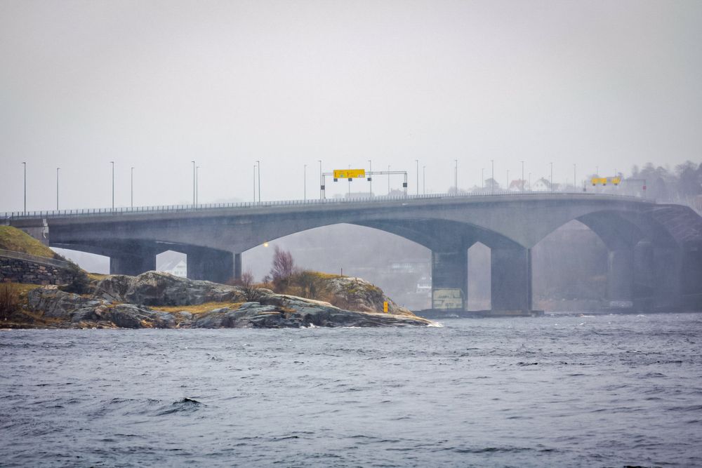 Rufsete vær ved Varoddbrua i Kristiansand søndag formiddag. Stormen Dave får også konsekvenser for flytrafikken.