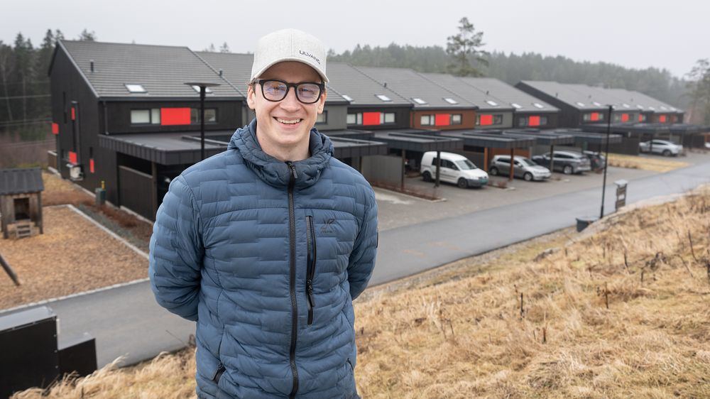 Oliver Lock har lagt ned mangfoldige timer i å gjøre huset sitt smart og sikkert med kunstig intelligens. – Nå trenger vi aldri å røre en termostat igjen, sier han.