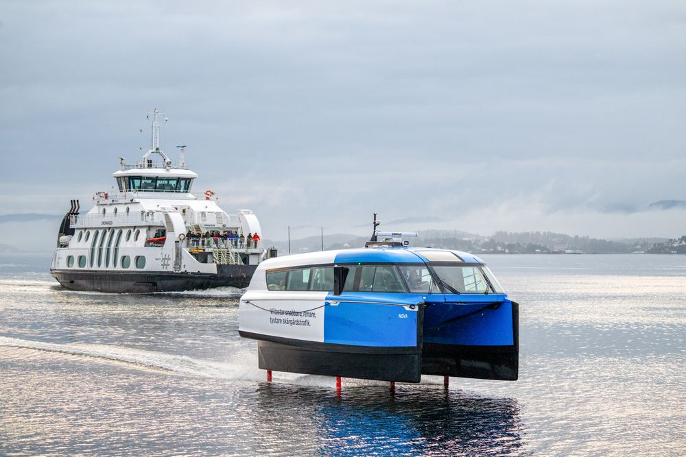 Candela P-12 ved Oslo. I bakgrunnen Dronningen, en av Nesoddbåtene.