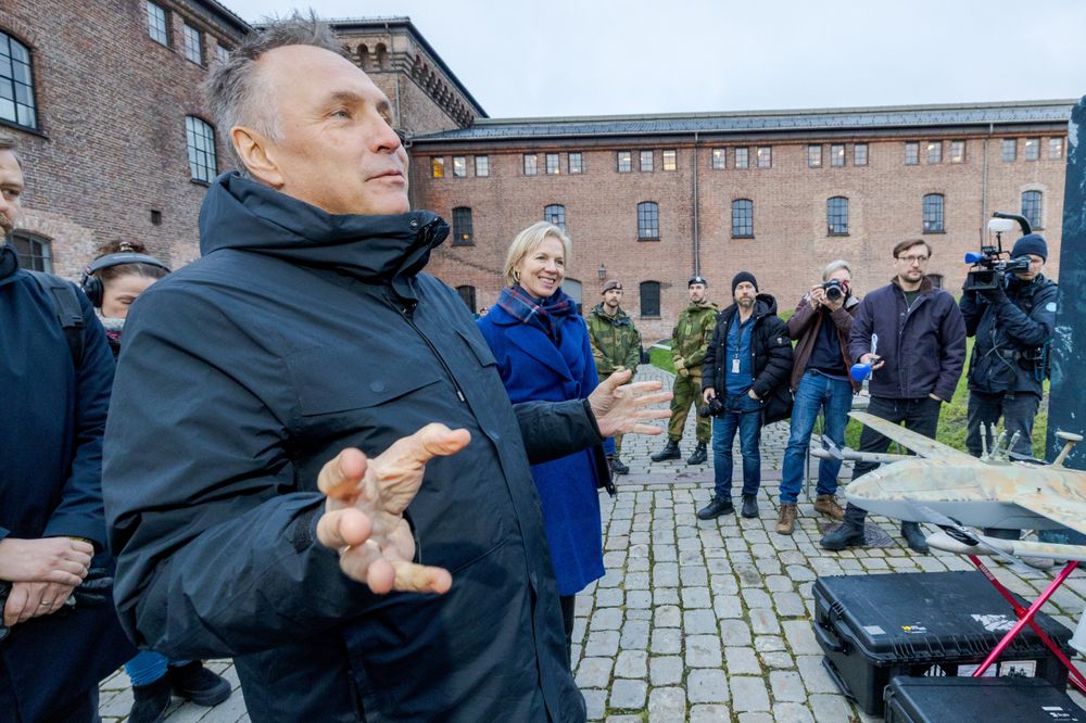 Forvarsminster Tore O. Sandvik peker på ukrainsk produksjonskapasitet dersom Norge raskt trenger droner. Bildet er fra en tidligere anledning.