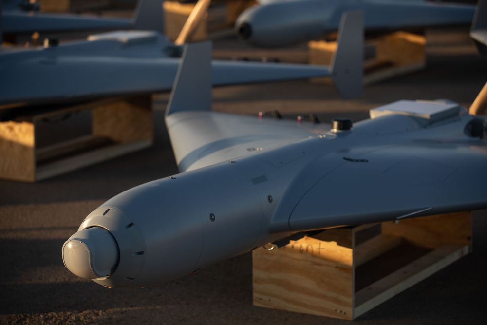 Shahed 136-lignende kamikaze-droner av typen Low-cost Unmanned Combat Attack System (LUCAS), som SpektreWorks har utviklet for det amerikanske forsvaret. Dronene på bildet er fotografert på en amerikansk flybase i Midtøsten i november 2025.