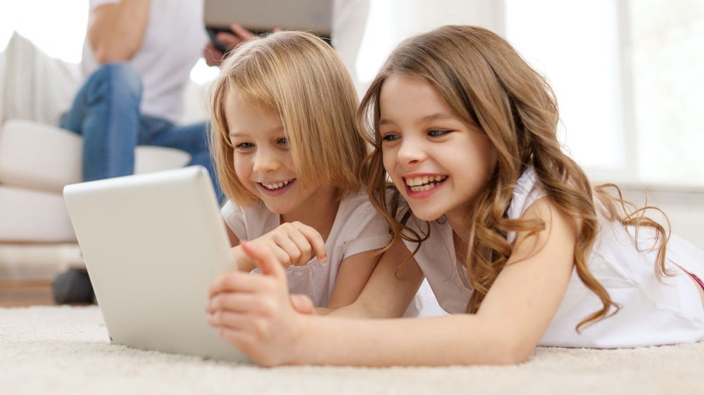 Hver gang barn bruker en app, et spill eller sosiale medier, tar de valg som påvirker hva de deler og hvilke spor de legger igjen, skriver innleggsforfatterne.