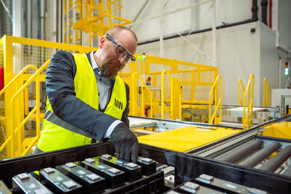 Jari Granath i Proventia inspiserer celler fra Morrow. Det finske selskapet skal levere batteripakker til kunder før sommeren.