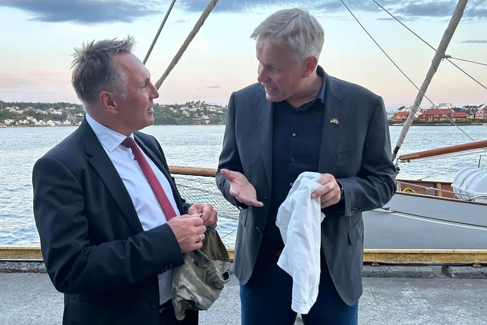 Forsvarsminister Tore Sandvik (Ap) i samtale med Rune Jomaas, administrerende direktør i Watchbird, under Arendalsuka i fjor.